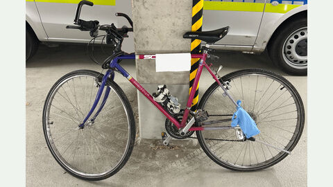 Ein rot-blaues Herrenrad der Marke Scott, Modell XC Fun