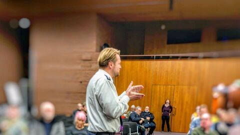 Herr Schneider während des Vortrages