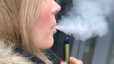 junge Frau beim Vapen