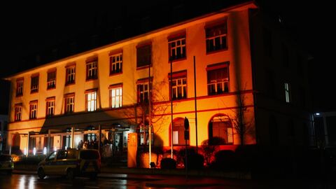 Das 2. Polizeirevier Wiesbaden orange beleuchtet