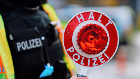 Anhaltekelle der Polizei Frankfurt - Aufschrift: Halt Polizei