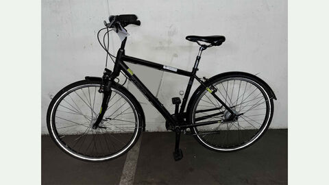 Ein schwarzes Fahrrad der Marke Carver