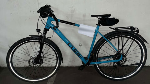 Ein blaues Fahrrad der Marke Cube