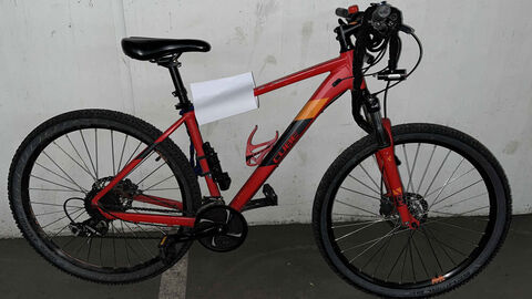 Ein rotes Fahrrad der Marke Cube