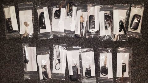 Diverse Fahrzeugschlüssel und Anhänger