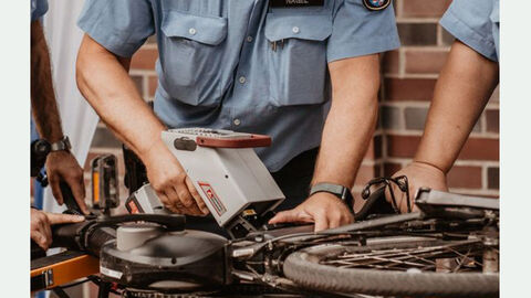 Hessischer Polizeibeamter führt Fahrradcodierung durch