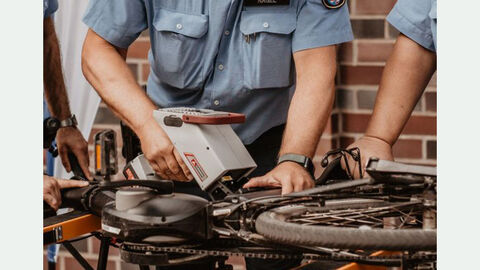 Hessischer Polizeibeamter führt Fahrradcodierung durch