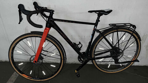 Ein schwarz-rotes Fahrrad der Marke KTM