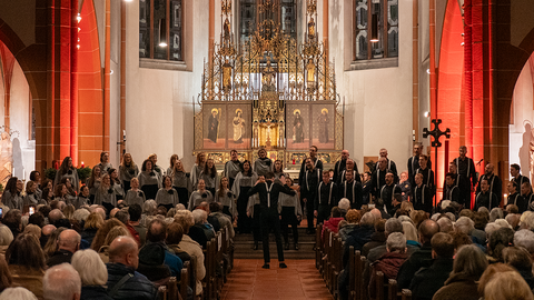 Ein Chor singt in der St.-Bonifatius-Kirche in Gießen