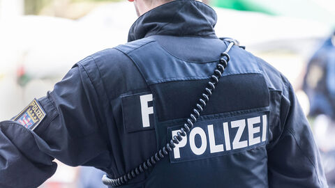 Uniformierter Polizist von hinten im Einsatz