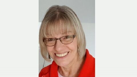 Vermisste weibliche Person mit Brille und rotem Oberteil