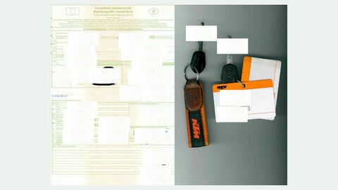 Fahrzeugbrief und Fahrzeugschlüssel