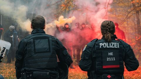 Zwei Einsatzkräfte von Hinten 