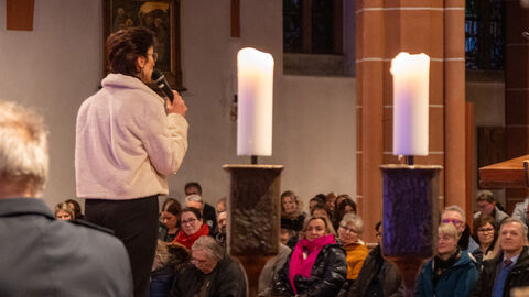 Anita Vidovic begrüßt die Besucherinnen und Besucher des Neujahrskonzerts