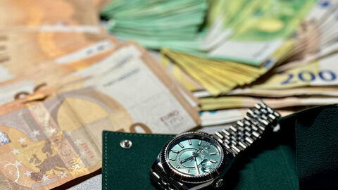 Geldscheine, Brieftasche und Uhr