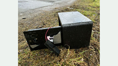 Würfeltresor in Willingen aufgefunden; Auf dem Bild ist ein schwarzer Würfeltresor zu sehen, der offen auf einer Rasenfläche liegt