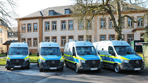 Die Gefangenenkraftwagen ersetzen Bestandsfahrzeuge, welche altersbedingt und aufgrund ihrer hohen Laufleistung der Aussonderung zugeführt werden müssen.