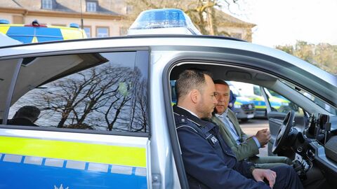 Roman Poseck im neuen geländefähigen Funkstreifenwagen Škoda Kodiaq