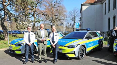 Roman Poseck bei der Übergabe der ID.7