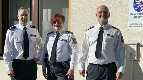Neue Schutzfrau vor Ort bei der Polizeistation Hessisch Lichtenau; auf dem Bild sind von links zu sehen Polizeioberrat Christopher Pfaff (Leiter der Polizeidirektion Werra-Meißner), Polizeihauptkommissarin Undine Mench (Schutzfrau vor Ort) und Erster Polizeihauptkommissar Markus Eichenberg (Leiter der Polizeistation Hessisch Lichtenau)