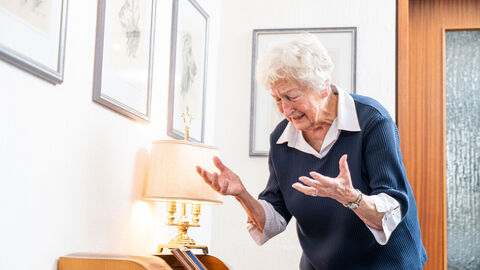 Ältere Frau, verzweifelt, Opfer eines Diebstahls