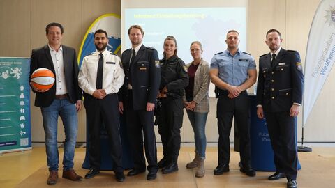 Abschlussbild - Schulleiter, Polizeibeamtinnen und Polizeibeamte stehen nebeneinander