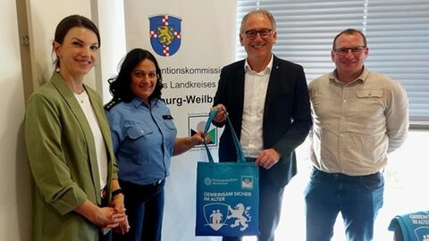 Übergabe der Präventionstasche mit Frau Rogeé (Präventionsbeauftrage Polizeidirektion Limburg-Weilburg), Frau Mai (Leiterin der Polizeidirektion Limburg-Weilburg), Hr. Köberle (Vorsitzender Verein Kriminalprävention Limburg-Weilburg e.V.), Hr. Hannappel (Kassierer Verein Kriminalprävention Limburg-Weilburg e.V.)