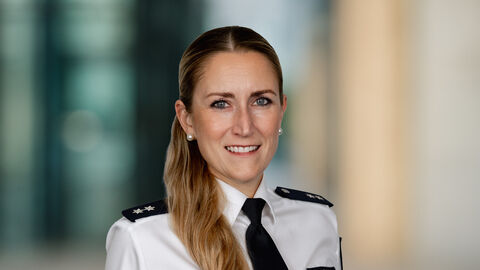 Luisa Gaber; Frau in Uniform vor unscharfen Hintergrund
