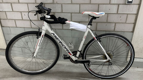 sichergestelltes weißes Fahrrad der Marke Merida, Modell Speeder 200