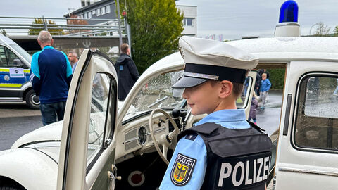 Kinderpolizist neben Polizeioldtimer beim Tag der offenen Tür in Gießen 