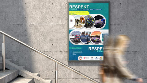 Eine Wand, an der das Plakat der Veranstaltung hängt, davor eine Frau, die eine Treppe runter geht