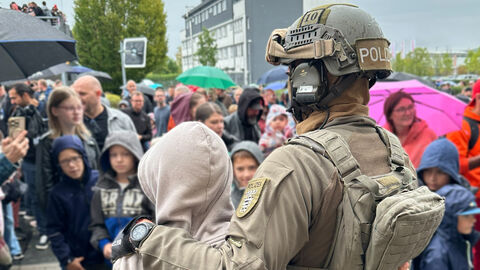 SEK stellt sich für Erinnerungsfotos zur Verfügung