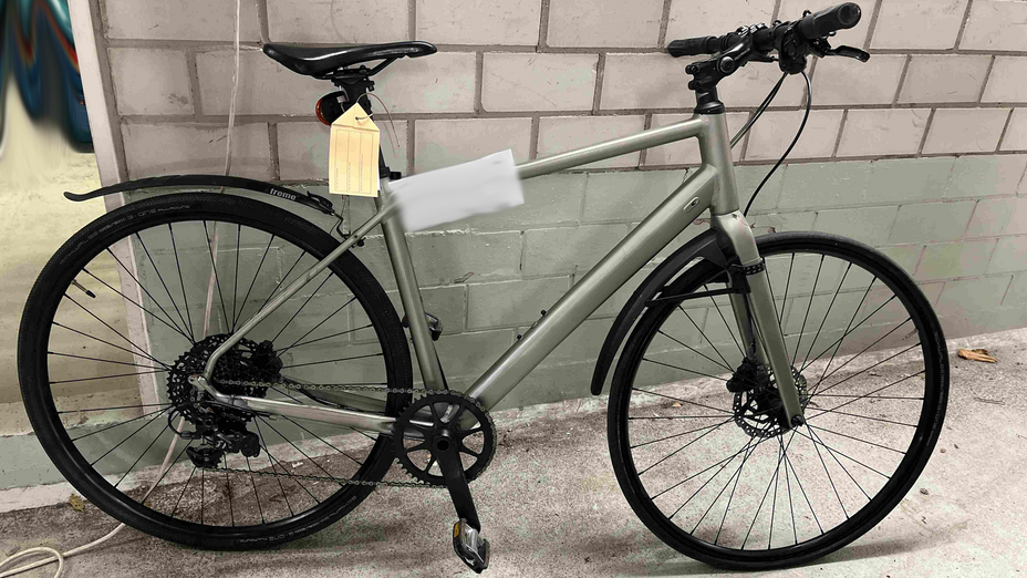 Ein gold lackiertes Canyon-Rad mit Carbon-Rahmen, Originalfarbe rot