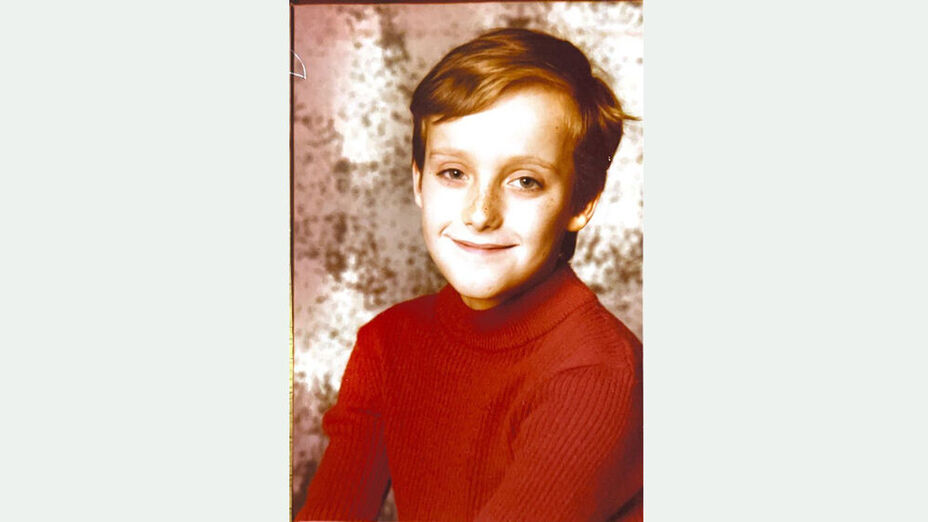 Junge mit rotem Pullover