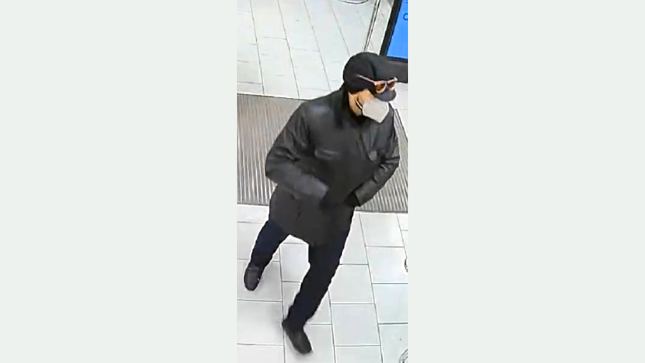 Täter 1 im Geschäft