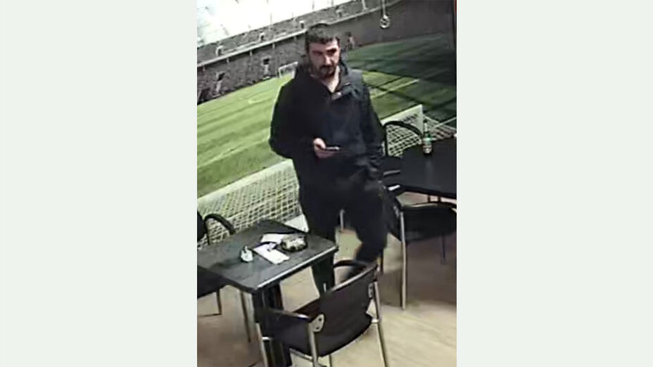 Unbekannte männliche Person mit dunkler Kleidung