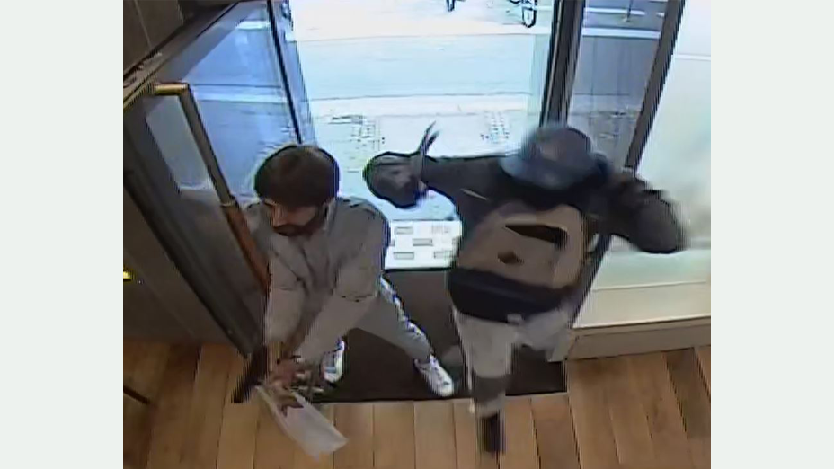 Unbekannte Täter 1 und 2 am Eingang des Juweliers