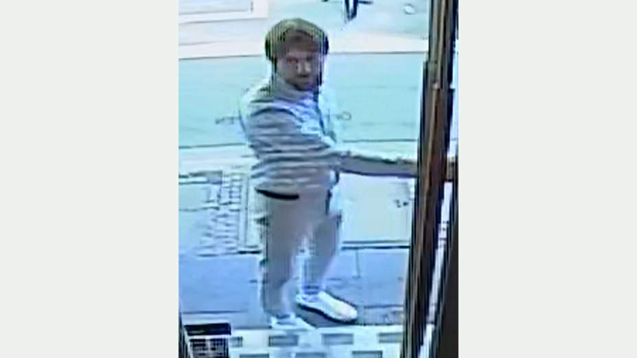 Unbekannter Täter 1 am Eingang des Juweliers - Bild 3