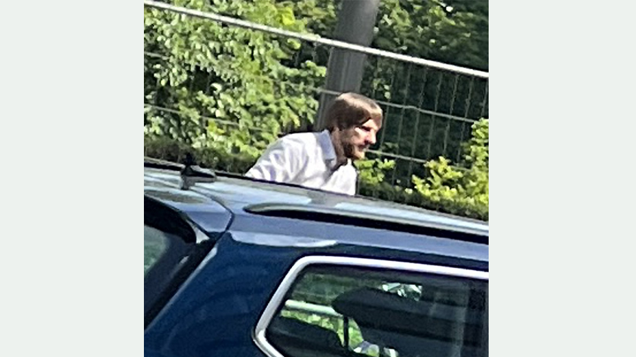 Unbekannter Täter 1 auf der Flucht