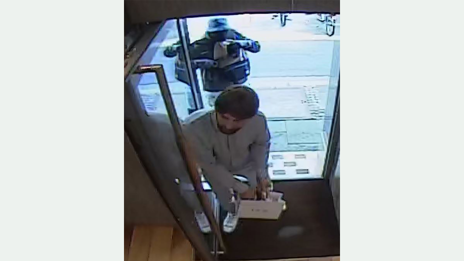 Unbekannte Täter 1 und 2 am Eingang des Juweliers - Bild 2