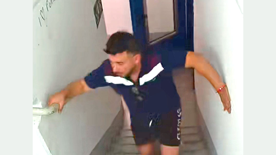 Unbekannte Täter 2 im Treppenhaus