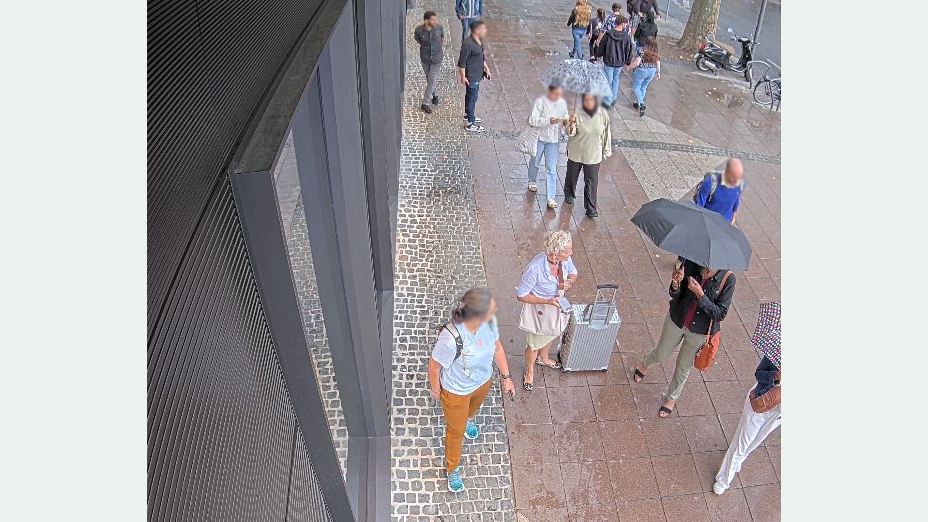 Zeugin mit Rollkoffer