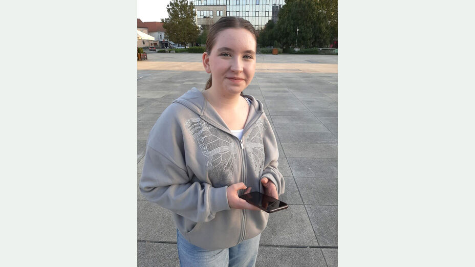 16-jährige Vermisste mit dunklem Haar zu einem Zopf zusammengebunden