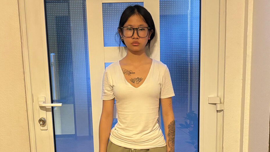 Vermisste 14-jährige Xinyu SONG vor einer Eingangstüre stehend 