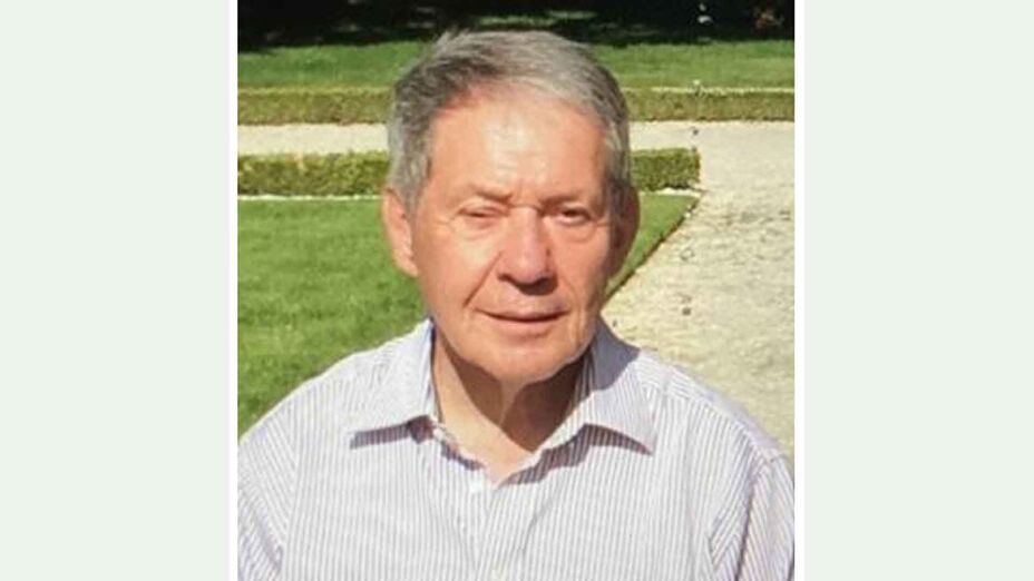 Foto des vermissten 74-jährigen Herr Dr. Kindermann, im Hintergrund eine Grünfläche 