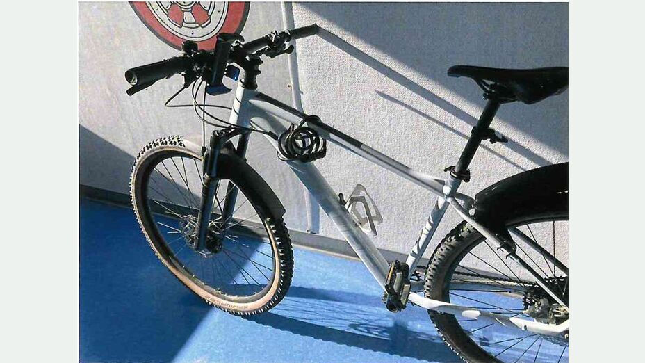 Weißes Mountainbike der Farbe Cube in Seitenansicht