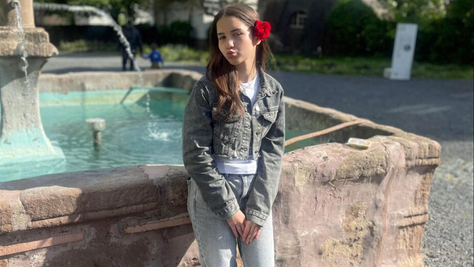 Vermisste 15-jährige Elif KÜCÜK aus Gießen steht vor einem Brunnen 