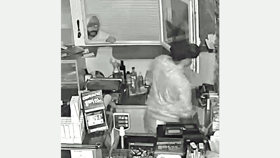 Einbruch in Kiosk in der Kasseler Nordstadt: Foto der unbekannten Täter, ein Täter im Innenraum des Kiosk, der zweite Täter wartet am offenen Fenster