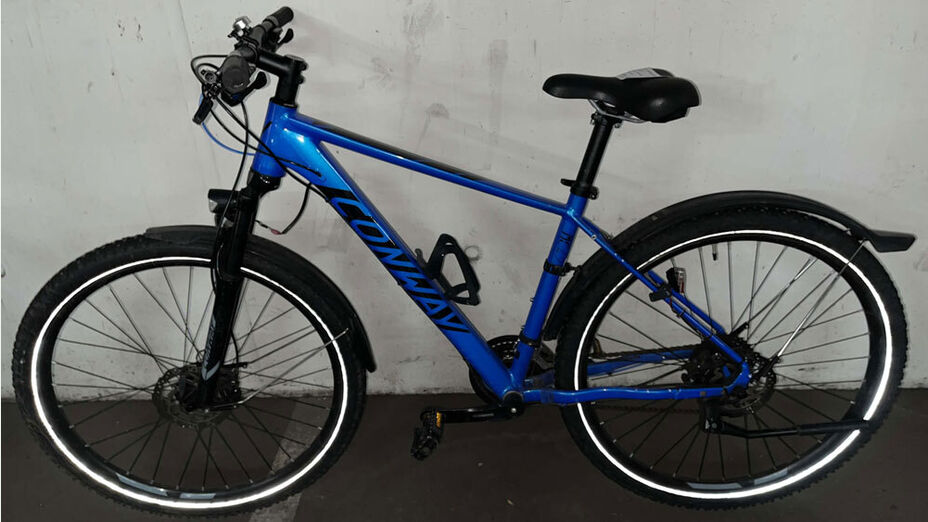 Ein blaues Fahrrad der Marke Conway