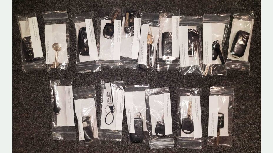 Diverse Fahrzeugschlüssel und Anhänger